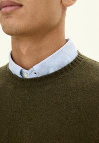 Oscar Jacobson LUKE ROUNDNECK - Jumper - green bark