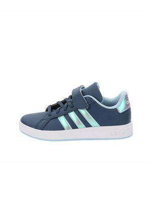 Scarpa sportiva sintetica blu con tre strisce iridescenti, una chiusura in velcro, lacci neri e suola bianca. Upper testurizzato con colletto imbottito.