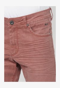 Vybrané, granate maroon