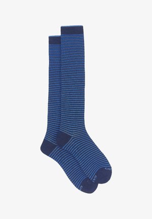 Dunkelblaue knielange Socken mit abwechselnd hellblauen Streifen, weicher Textur, verstärkter Zehen- und Fersenbereich, elastischer Bund für einen sicheren Halt.