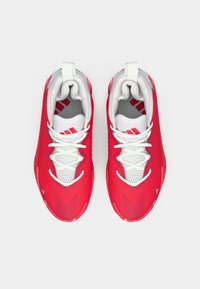 Rode sportschoenen met een gestructureerd bovenwerk, witte veters en grijze accenten. Voorzien van een mesh tong en een versterkt teengebied.