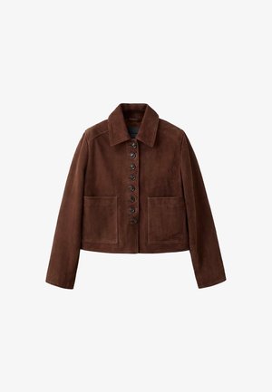 Bruine suède jas met een kraag, knoopsluiting en twee voorzakken. Heeft een cropped ontwerp en een gladde textuur.