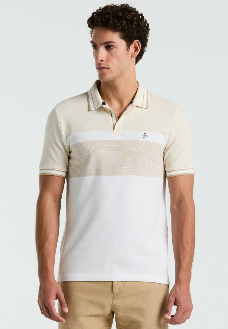 Beige polo shirt met witte horizontale strepen, textiel stof, een gekraagde hals en een klein pinguïnlogo op de linkerborst.