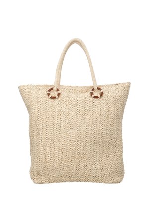 Beige vævet stråtaske med to runde håndtag, der er fastgjort med træring accenter, rummelig og rektangulær form.