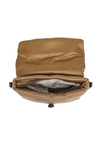 Borsa in nylon marrone con design trapuntato. L'interno presenta una tasca con zip e una fodera decorata con testo ripetuto.