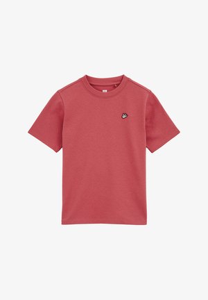 Crvena pamučna majica s kratkim rukavima, okruglim izrezom i malim crno-bijelim grbom ptičice na prsima. Glatka tekstura.