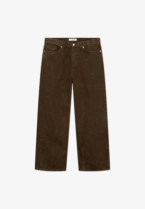 Vaqueros de mezclilla marrones con un corte relajado, con una superficie texturizada, diseño de cinco bolsillos y herrajes en tono plateado.