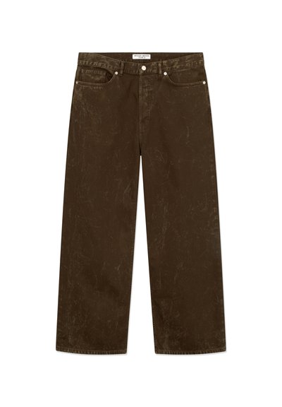 Blugi din denim maro cu croială lejeră, având o suprafață texturată, design cu cinci buzunare și accesorii argintii.