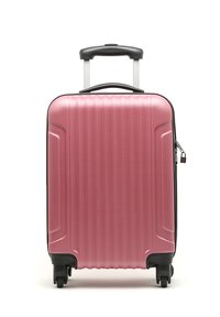 Tvrdý růžový kufr s texturovanými svislými rýhami, černými akcenty, výsuvným madlem a čtyřmi koly pro snadnou mobilitu.