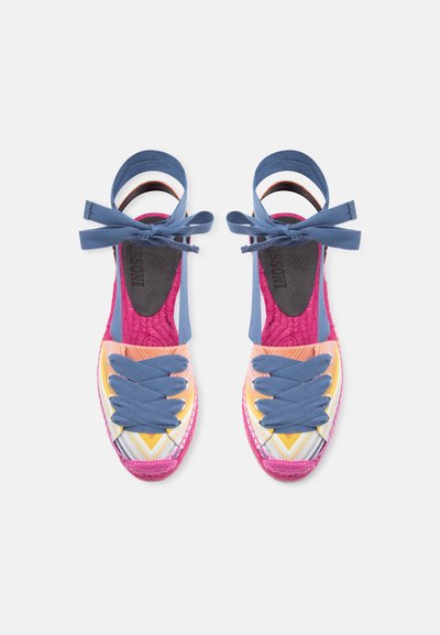 Ζευγάρι πολύχρωμες εσπαντρίγιες φλατ με μπλε κορδόνια και λουράκια στον αστράγαλο, ροζ σόλες και γεωμετρικά διακοσμημένα καπάκια δακτύλων πάνω σε λευκό φόντο.
