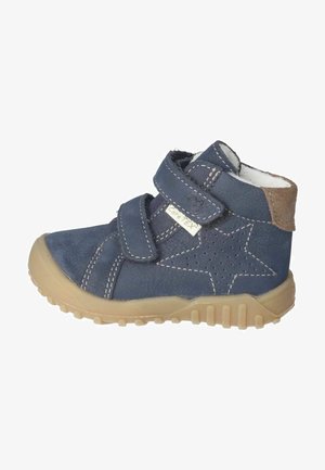 Botas de cuero azul marino con dos correas de velcro, un diseño de estrella en el lateral, suela de goma beige y detalles de costura visibles.