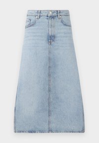 Lyseblå denim midi-nederdel med for-trykknap og lynlås, sidelommer og bæltestropper, præsenteret på en hvid baggrund.