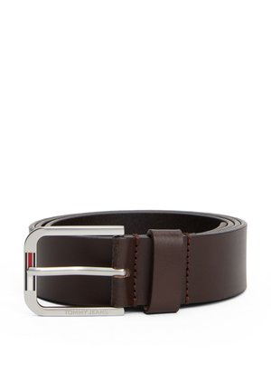 Cinturón de cuero marrón con una hebilla rectangular de plata, que presenta un acento de rayas rojas y azules y está marcado con "TOMMY JEANS". Textura suave.