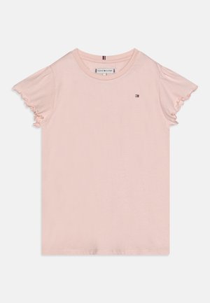 T-shirt rose doux à manches courtes avec bords froncés et petit logo Tommy Hilfiger sur la poitrine près de l'encolure.
