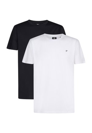Deux t-shirts en coton, un noir et un blanc, à manches courtes et col rond. Chacun présente un petit logo sur la zone du côté gauche de la poitrine.