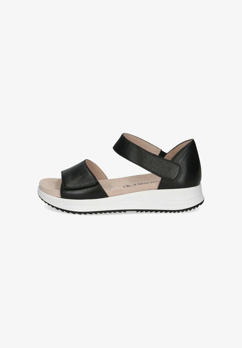 Sandales en cuir noir avec une large bride sur le pied et une sangle à la cheville. Semelle intermédiaire blanche et rembourrée, et semelle extérieure texturée pour une meilleure adhérence.