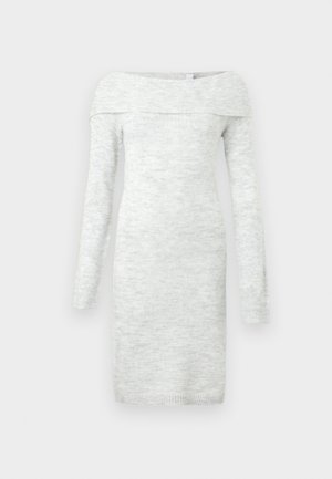 Lys grå av- skulder strikket kjole med lange ermer, ribbet halslinning og mansjetter. Jevn tekstur med subtile variasjoner i farge.