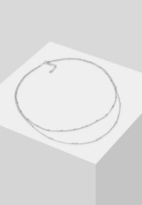 Collana a doppio filo in argento con piccoli accenti rosa, design della catena delicato e chiusura a gancio per lunghezza regolabile.
