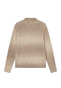 Šviesiai ruda megzta slikę su gradientiniu efektu nuo šviesios iki tamsios spalvos, su raukšlėta apykakle ir rankogaliais, ilgomis rankovėmis ir laisvu siluetu.