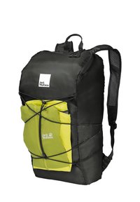 Zaino nero con un logo Jack Wolfskin ben visibile. Caratterizzato da una tasca frontale di un vivace colore giallo, dettagli con cordini elastici e spallacci in rete.