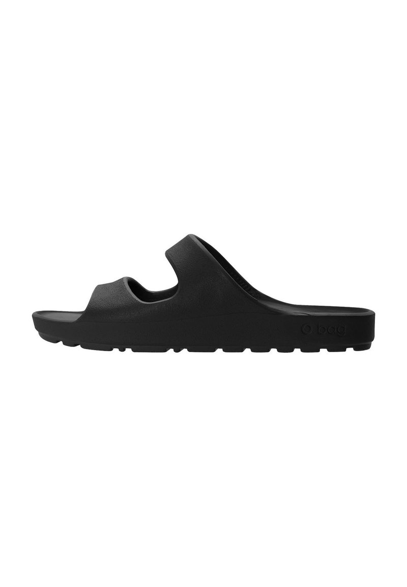 Svarta slip-on sandaler med en texturerad yta, öppen tå och en böjd design. Har en tjock sula med greppdetaljer på undersidan.