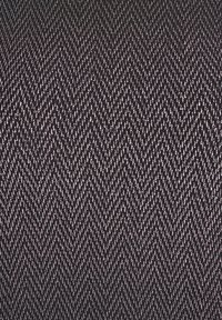 Tamsiai pilkos spalvos zigzaginiu raštu audinys su metaliniais siūlais. Tekstūra atrodo lygi, su subtiliu blizgesiu, kuris išryškina rašto gylį.