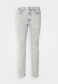 Jean slim gris clair avec fermeture avant par bouton et fermeture éclair, passants de ceinture et style cinq poches sur fond blanc.
