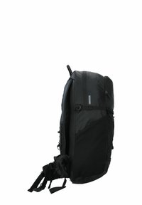 Mochila negra con un diseño aerodinámico y elegante. Cuenta con correas ajustables, bolsillos laterales y una tela texturizada y duradera.