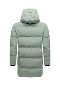 Mint zelena puffer jakna z dolgim, prilegajočim krojem, horizontalno quiltanimi sekcijami, kapuco in črnimi detajli na manšetah.