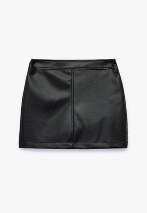 Zwarte leren minirok met een gladde textuur, eenvoudig ontwerp en subtiele naaddetails aan de voorkant, en een rechte zoom.