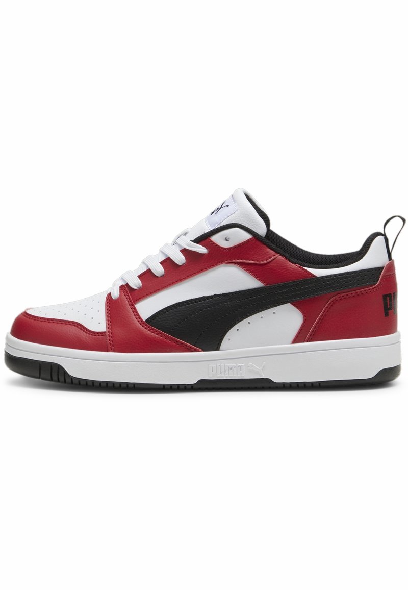 Baskets basses avec des panneaux en cuir rouge, blanc et noir, lacets blancs, bande noire avec logo et semelle blanche épaisse avec semelle extérieure noire.