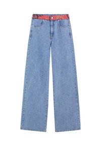 Vaqueros de pierna ancha en denim azul claro con una cinturilla de patrón rojo y azul. Cuenta con cinco bolsillos y un cierre de botón en la parte delantera.