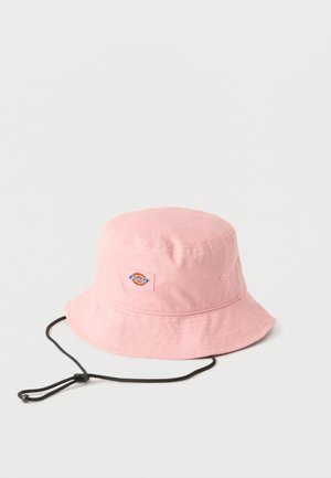 Roze katoenen bucket hat met gestikte rand, verstelbare zwarte kinband en een klein multikleurig merkenlogo op de voorkant.