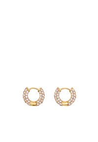 Boucles d'oreilles en or en forme de créole, présentant une surface texturée et ornées de petits cristaux transparents, créant un effet étincelant autour du bord.