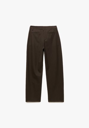 Brune stribede bukser med lige ben, der har to bagside lommer og en glat tekstur. Enkel, skræddersyet look.