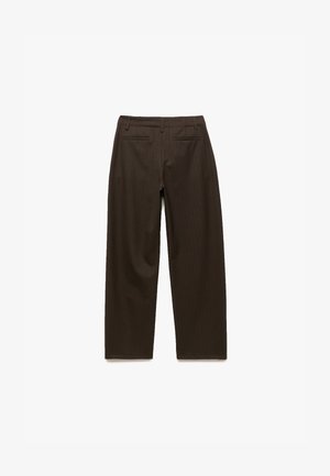 Braune Nadelstreifen-Hosen mit geradem Bein, ausgestattet mit zwei Gesäßtaschen und einer glatten Textur. Einfache, maßgeschneiderte Optik.