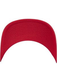 Piros baseball sapka lekerekített karimával, texturált szövetből készült. A karimán varrt díszítés található, belseje pedig sima felületű.