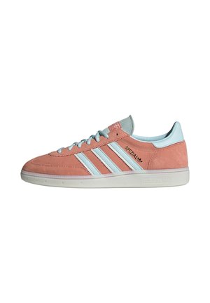 Roze suède sneaker met lichtblauwe strepen, ronde neus en een zachte, gewatteerde bovenkant. "Spezial" merknaam aan de zijkant en een witte rubberen zool.