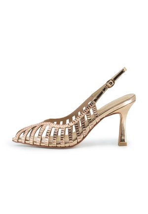 Scarpa con tacco alto gold slingback con design open-toe, caratterizzata da strisce verticali e un materiale lucido. Cinturino regolabile con una fibbia rotonda.