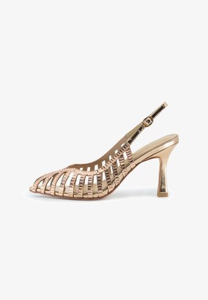 Goldfarbene Slingback-Pumps mit offener Zehenpartie, die vertikale Streifen und ein glänzendes Material aufweisen. Verstellbarer Riemen mit einer runden Schnalle.