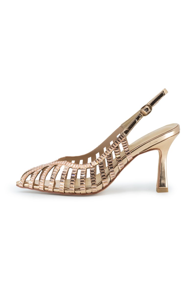 Scarpa con tacco alto gold slingback con design open-toe, caratterizzata da strisce verticali e un materiale lucido. Cinturino regolabile con una fibbia rotonda.