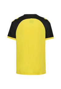 Gul atletiktrøje med sorte detaljer, korte ærmer og rund halsudskæring. Glat tekstur og et rent, moderne design.