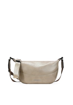 Bolso bandolera de cuero beige texturizado con correa ajustable y logo frontal, estructurado con un borde inferior curvado.