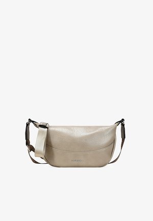 Bolso bandolera de cuero beige texturizado con correa ajustable y logo frontal, estructurado con un borde inferior curvado.