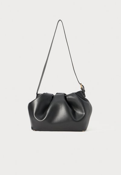 Sac à main en cuir noir avec un design froncé, un fond plat et une fine bandoulière. Présente un léger brillant et des accents en métal doré.