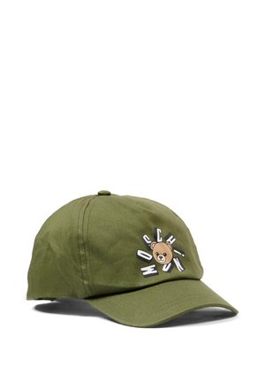Cappellino da baseball verde oliva con visiera curva, caratterizzato da un volto di orso stampato e la parola "MOSCHINO" in lettere bianche intorno ad esso.