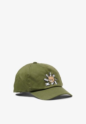 Casquette de baseball vert olive avec une visière courbée, arborant un visage d'ours imprimé et le mot "MOSCHINO" en lettres blanches autour.