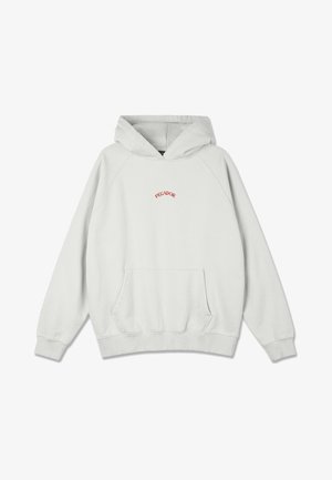 Gaišs pelēks kapuce, izgatavota no maiga auduma. Ievērojama ar priekšēju kengura kabatu, ribotām piedurknēm un sarkanu izšūtu logo virs kabatas.