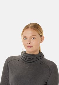 Haut d'athlétisme gris à manches longues avec un col drapé, tissu texturé et petites perforations aux épaules pour la ventilation. Logo sur la poitrine.