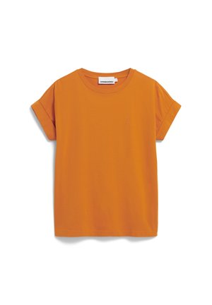 Oranje katoenen t-shirt met een ronde hals en opgerolde korte mouwen; heeft een klein logo op de borst. Glad textuur, casual ontwerp.